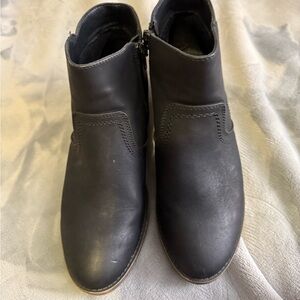 Maurices Abigail Stitched Ankle Boots Size 9